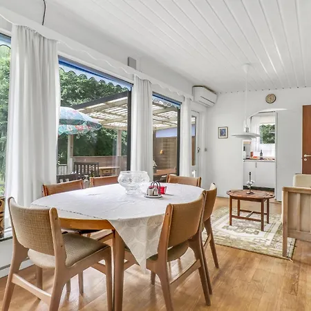 4 Bedroom Awesome In Hébergement de vacances *